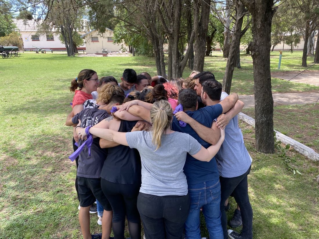 Un abrazo grupal bajo los árboles del parque