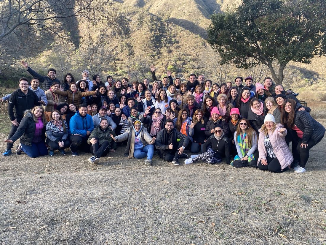 Una cohorte numerosa saluda a cámara al pie de las sierras