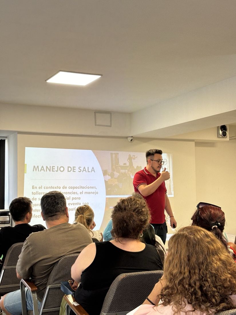 Un entrenador presenta frente a la clase