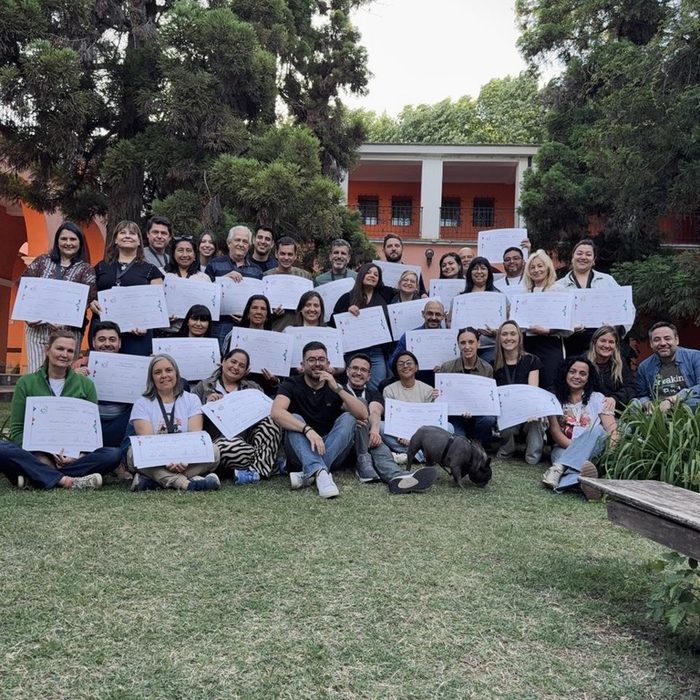 Egresados de la Formación con sus certificados en el jardín de la sede