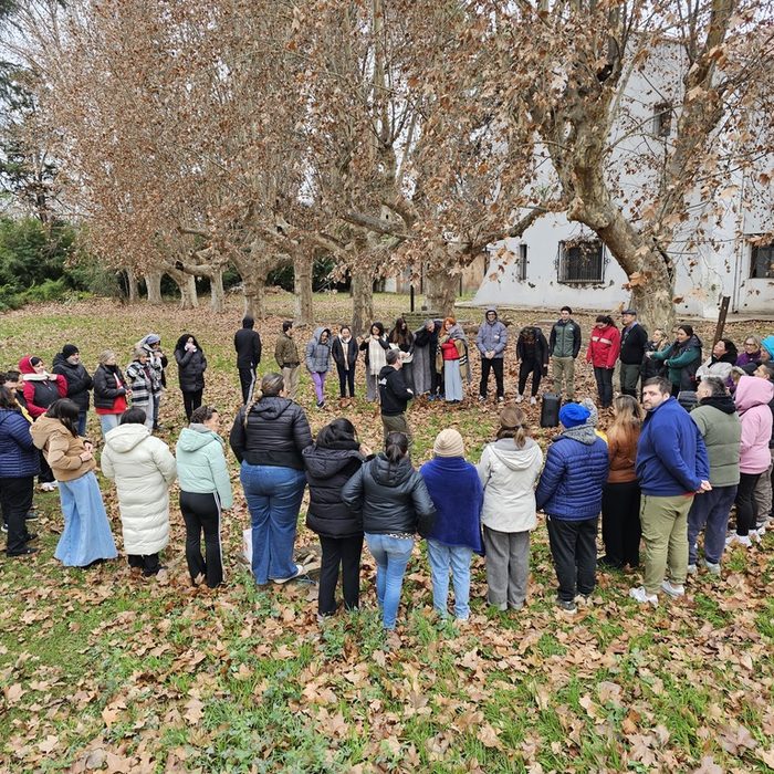 Ronda de estudiantes en un parque en otoño, durante un Encuentro Intensivo